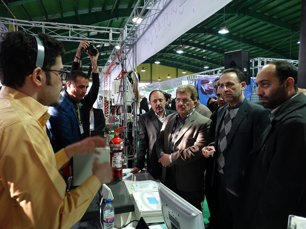 امید بزرگ حداد روز چهارشنبه در گفتگو با روابط عمومی واحد استان البرز در حاشیه مراسم افتتاح نمایشگاه هفته پژوهش و فناوری البرز، افزود: این نمایشگاه با همکاری و تعامل مجدانه مسئولان مرتبط برپا شده است.