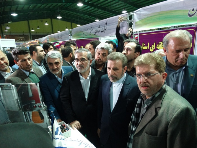 بازدید وزیر ارتباطات و فناوری محمود واعظی به همراه استاندار استان البرز و معاونین استانداری از نمایشگاه پژوهش و فناوری و غرفه های دانشگاه جامع علمی کاربردی استان البرز